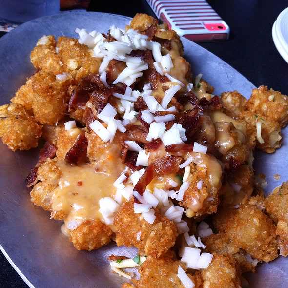 Foodaesthetix's tweet photo. #Bacon Nacho tater tots https://t.co/7W04KYQe0A