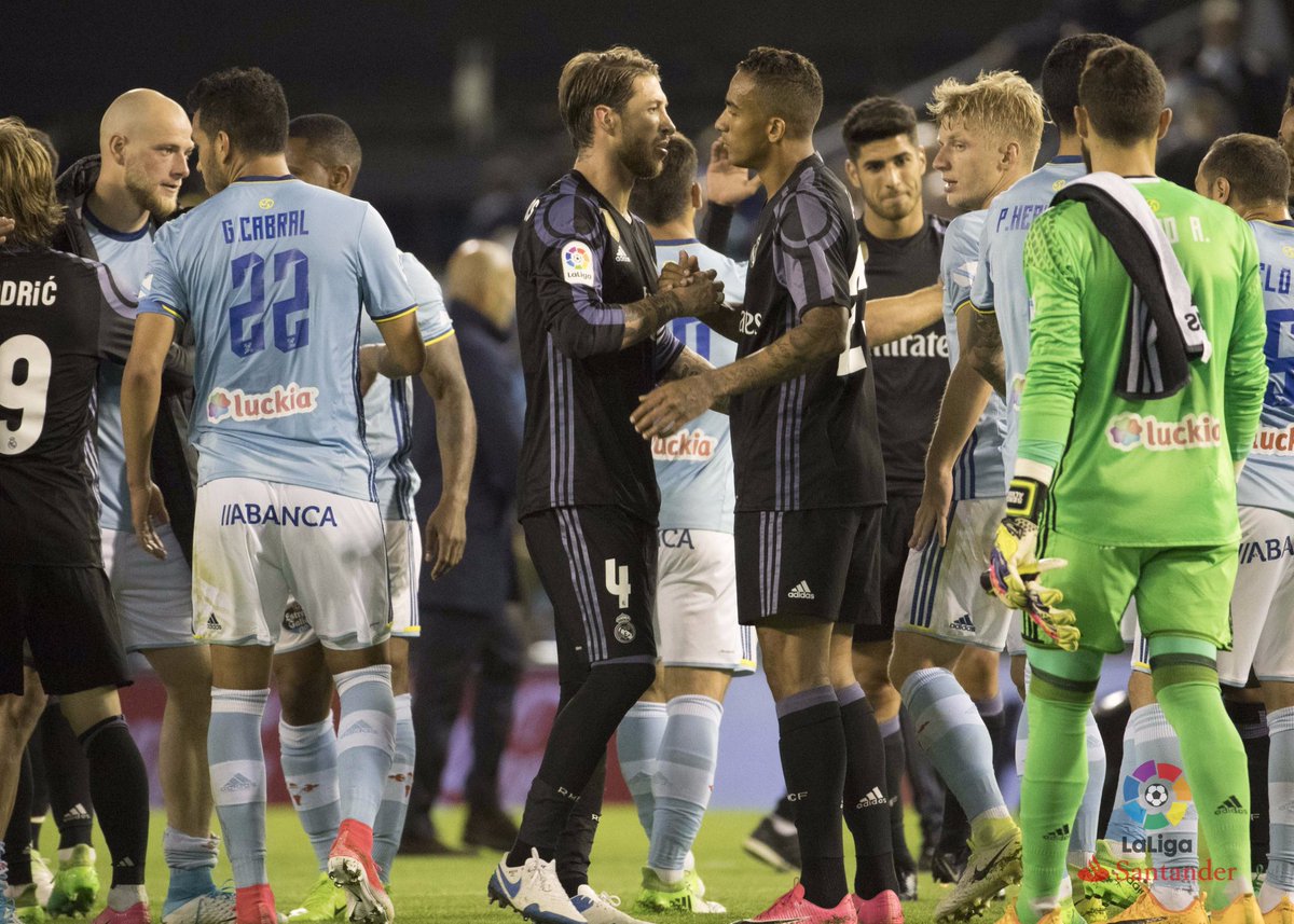 LaLigaEN's tweet photo. 👏 #FairPlay 👏

#CeltaRealMadrid https://t.co/ESJp70ZsYL