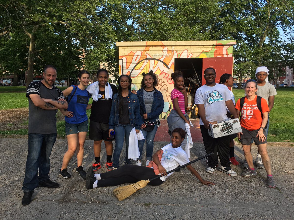 loveyourpark's tweet photo. One more from Norris Square. Hope to work with Columbia North branch again! Thanks guys. 😅 @pfvYMCA @ilovensnp #LOVEYourPark https://t.co/o22x9Iicg2