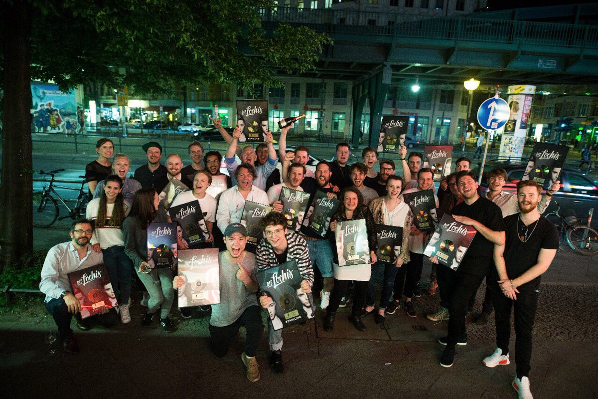 dielochis's tweet photo. BÄÄÄM!! #ZWILLING hat den  GOLD STATUS  in Österreich!! 📀🎉 Danke Danke Danke an das gesamte Team &amp; an unsere österreichischen Fans ❤️🎉 https://t.co/ThVwywfVXI
