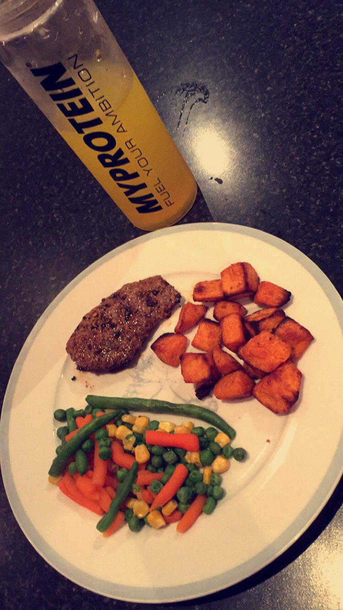 GrahamKeegan's tweet photo. Minute steak from @DublinMeatCo with roasted sweet potatoes and veg🙌 simple but beautiful 👌@MyproteinUK https://t.co/1GWzHsGwYo