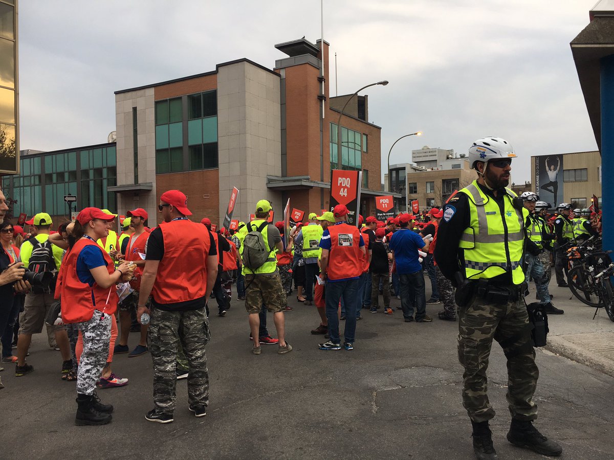 LeDevoir's tweet photo. Policiers prêts à manifester, sont actuellement devant le métro Laurier, ceux en rouge manifestent, ceux en jaune en service #375mt #polmtl https://t.co/CWMcnNOyZq