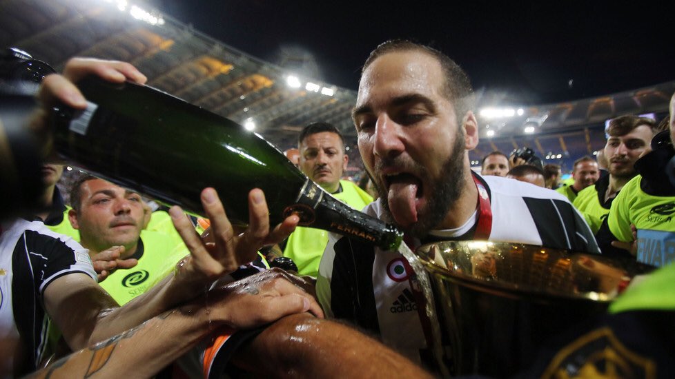 MisterCalvoChip's tweet photo. Higuaín a lo suyo. Siempre falla 😂😂😂 https://t.co/aws1gibRRK