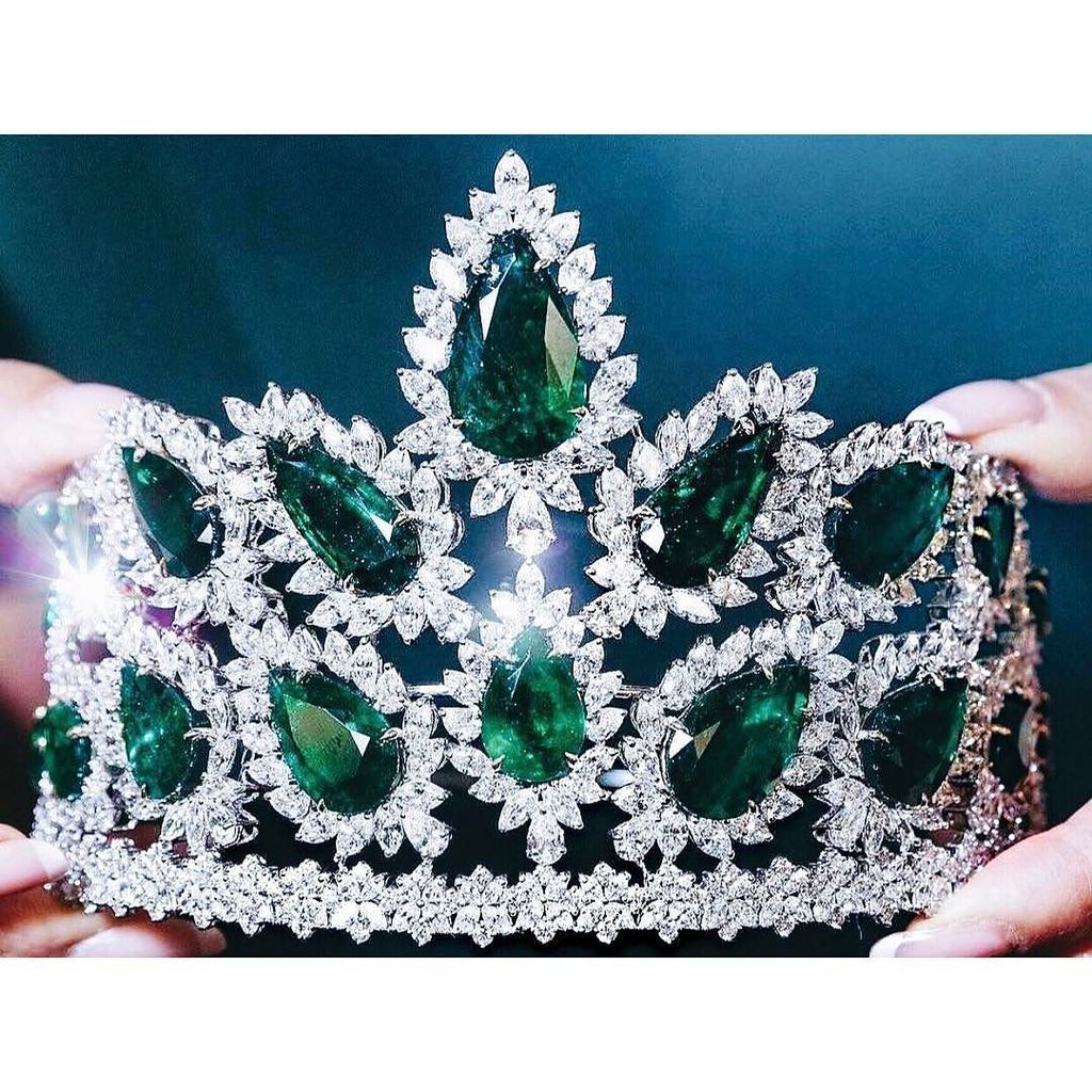 AshleyLikesGems's tweet photo. 💚 Day 17 of #31DaysofEmeralds 💚 #Tiaras are cool 🤑 #RG from @gemmlisaw of a 📷 by @katerina_perez of a major #emera… https://t.co/n6vC4QExgF https://t.co/4cNXDHhq3H