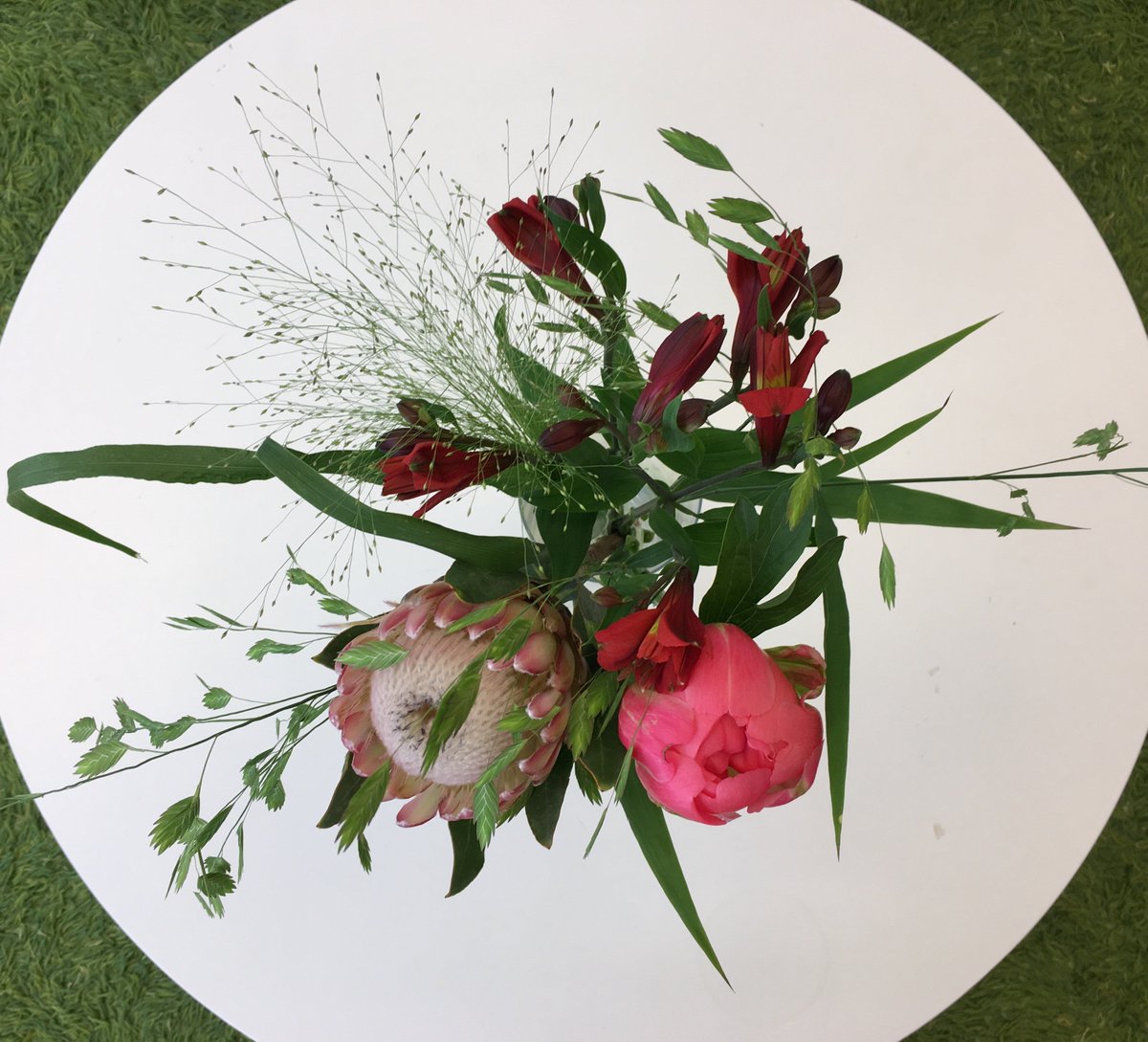 Provinsfem's tweet photo. Glädjen av att en av #kollegorna får #blombud från #nöjda #kunder är #svårslagen! https://t.co/SIXl3e45Cw