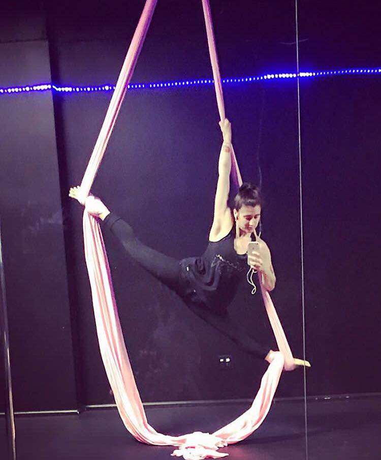 Gotpoleny's tweet photo. #WomanCrushWednesday 😍😍😍 Eva flies @GotPole2​! Join her #aerialsilks classes &amp; we'll #SeeYouWhereWeFly! PM for pricing &amp; schedule! #AirSplit https://t.co/HfZ2uOwJ56