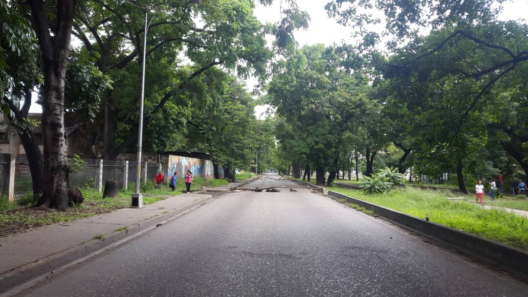 CarmenPecorelli's tweet photo. 5heridos de bala en la #UPEL #MARACAY mientas se encontraban en el comedor y hombres armados entraron disparando.  Fotos :@Gabypress https://t.co/LA8zr7cZI4