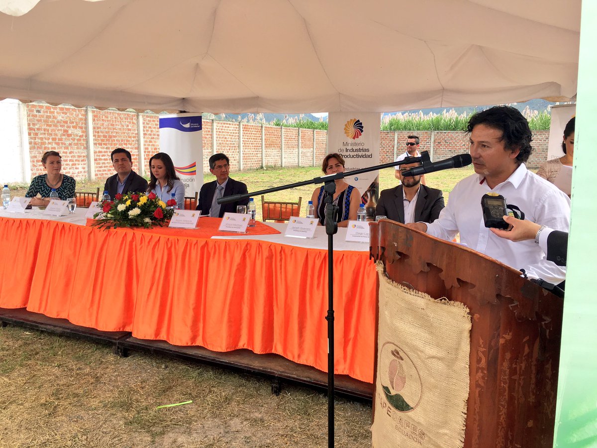VicheTorres79's tweet photo. Vinicio Martínez, Presidente de #Fapecafes agrade a @IndustriasEc por el apoyo brindado para mejorar la línea de producción de café especial https://t.co/17jWKtCvpA