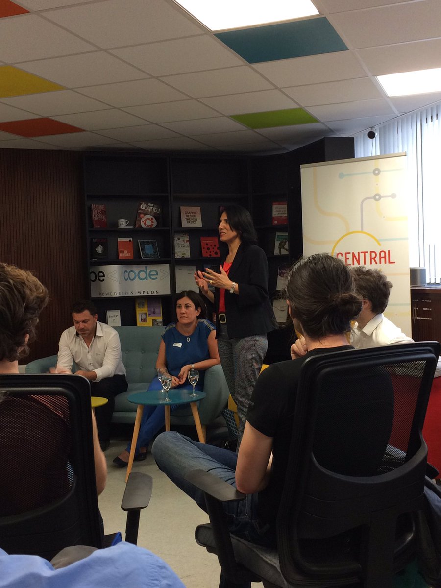 Ecole_Numerique's tweet image. "La technologie est un moyen pour transformer l'éducation et la manière d'enseigner" @Samia_Ghozlane devant la @FrenchTech_BXL @BeCentralBxl