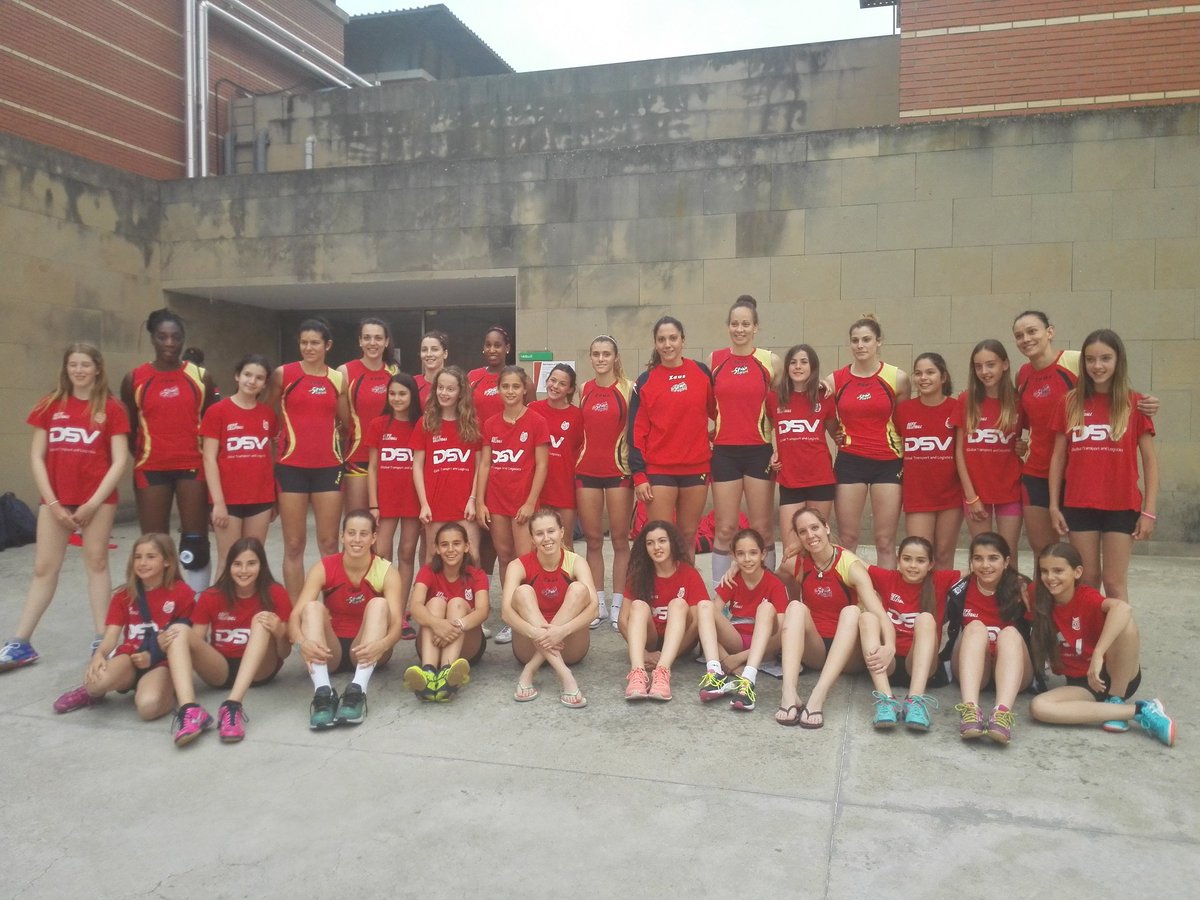 Hoy visita del alevin-infantil G del <a href="/VoleiSantCugat/">Voleibol Sant Cugat</a> en el entrenamiento de las @VoleyFemAbs en <a href="/CARSantCugat/">CAR Sant Cugat</a> <a href="/VoleiCatala/">FCVb</a> @myd_csd