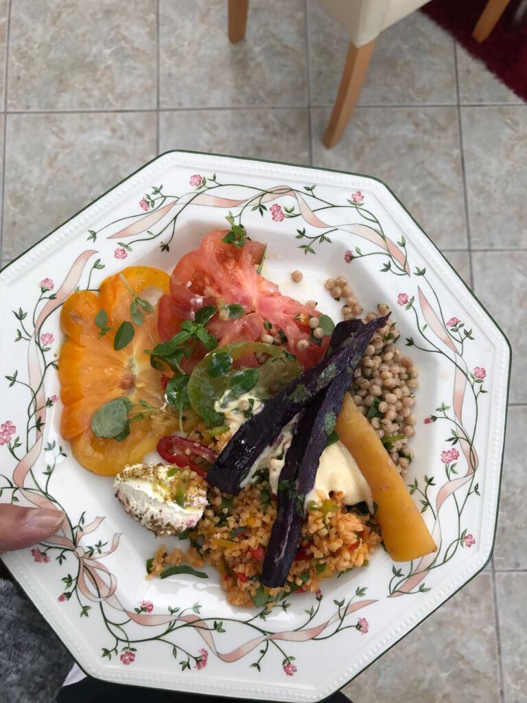 dbleach1803's tweet photo. A selection of salady things. No, that's not my nail #tomatoes #heritagecarrots #giantcouscous #labneh #middleeast #hummus #food #foodporn https://t.co/6Hoboe1Jhi
