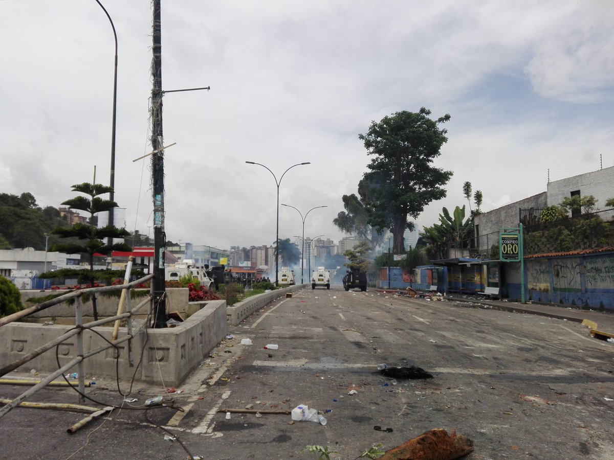 mdebarrosf's tweet photo. Represión entre GNB y manifestantes en la redoma de San Antonio de los Altos. 2:30pm. https://t.co/3rRT3qbmOa