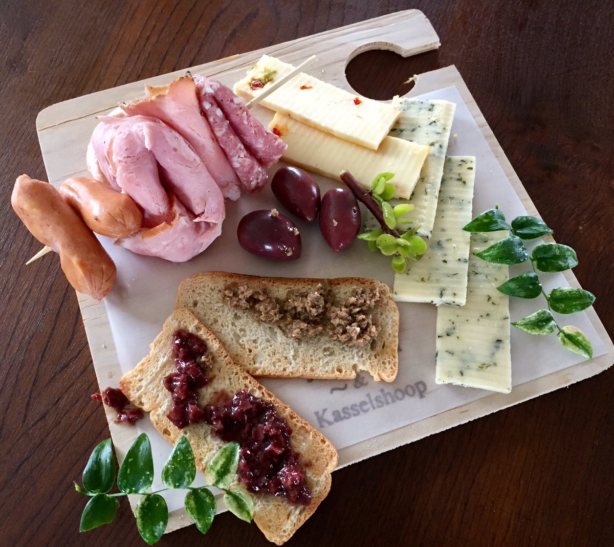kasselshoop's tweet photo. #cheese &amp; #meat platter for 2 at Old School @ Kasselshoop for only R110! #stilbaai #gardenroute #freshlybaked https://t.co/WuI6tx7f63