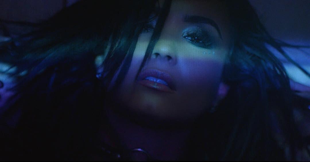 MarciaD00907568's tweet photo. Morri aqui,não morri bem aqui,não morri foi neste momento,sabe de morri foi no clipe inteiro #WatchNoPromisesVideo https://t.co/yC9MiMp26y