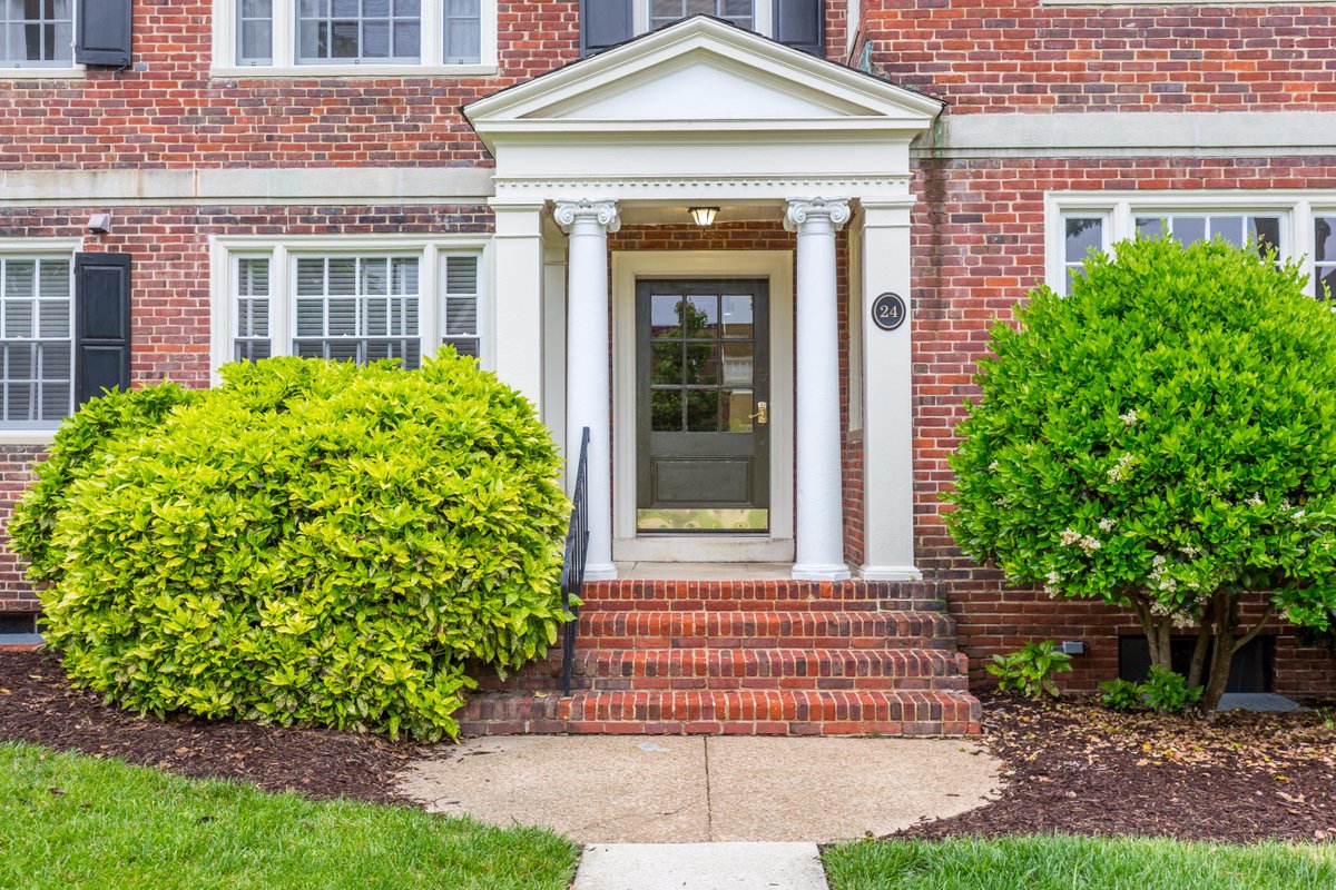 homes_bybrooke's tweet photo. JUST LISTED! In Lock Lane Condos 2bed/2bath $250,000 showings start Friday! #brookebarnardrealestate #bbsells #libbiegrove #carytown https://t.co/0fxeungZbd