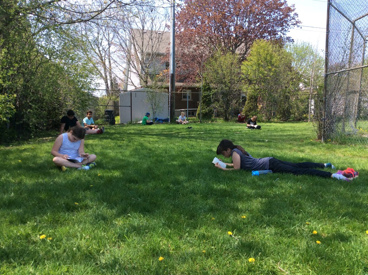 Beautiful day to read outdoors! <a href="/alcdsb_sttm/">St. Thomas More CS</a> #outdoorlearning