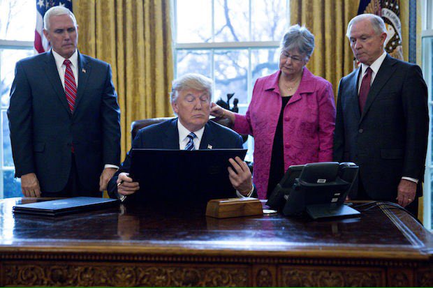 MikeLoBurgio's tweet image. #Homeworkishard for don!
@WhiteHouse staff repeats #Trump’s name in security briefings so he’ll actually read them deathandtaxesmag.com/330333/trump-s…