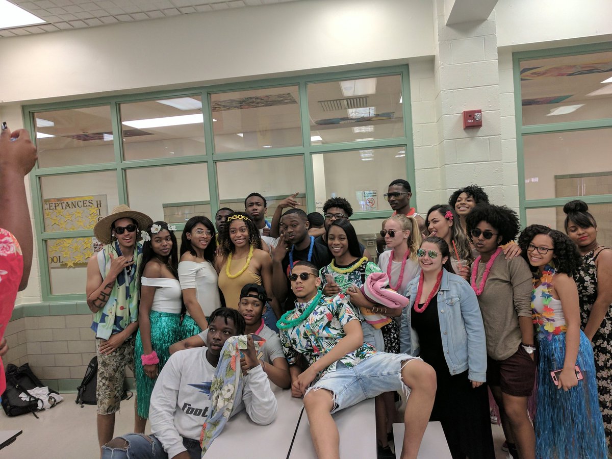 EwingStuCo's tweet photo. Congrats to Juniors for winning Tropical Day! https://t.co/0zaC7xE2pj