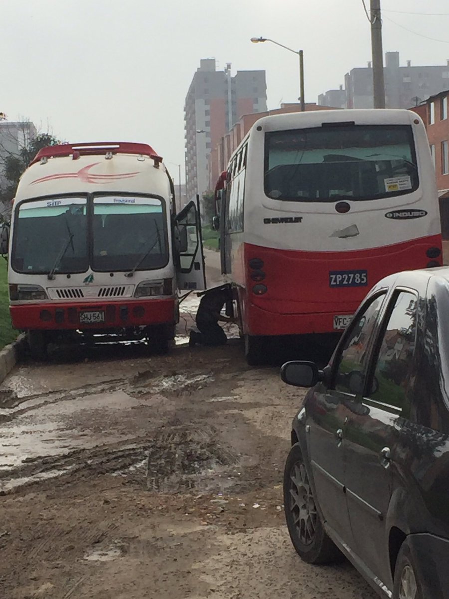 CEReporteros's tweet photo. Estos transportadores de Soacha, toman una vía pública de taller y bloquean el paso de los residentes del sector. @periodispublico https://t.co/HnXakh1b4u