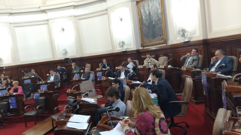 dos_lineas's tweet photo. La oposición hizo sentir su enojo por los aumentos de EDELAP  https://t.co/9eUJtQHd9z https://t.co/VSobHz6XEU