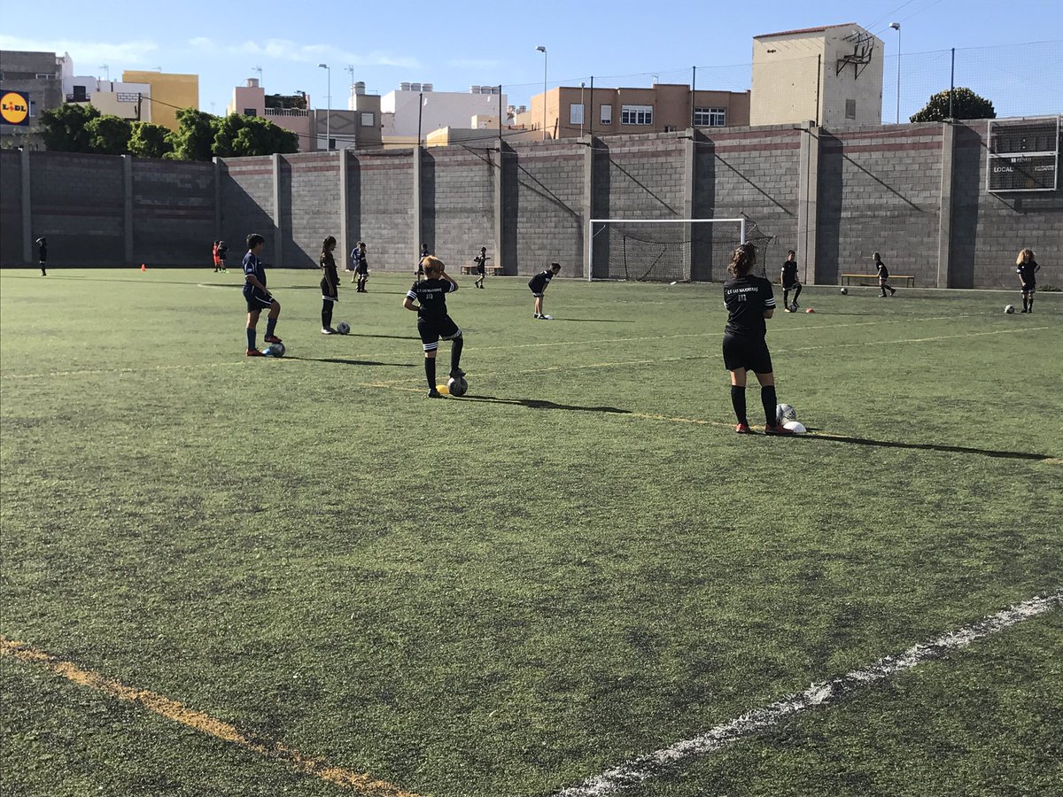 Rayco_Padilla's tweet photo. Visita con @samuelvg de @IngenioPP al @cflasmajoreras ganadores de Canarias para la Danone Wold Cup España que se jugará en Barcelona 💚 https://t.co/rlJbbkDOKT