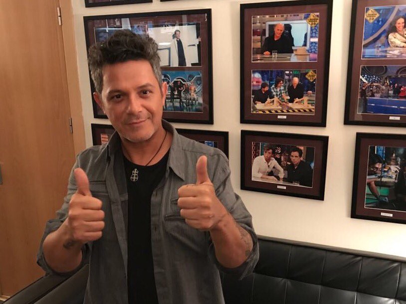 AlejandroSanz's tweet photo. Ya estamos aquí para divertirnos en un rato en @El_Hormiguero #MásEsMás #YSiFueraElla https://t.co/BnNS1Y6agL