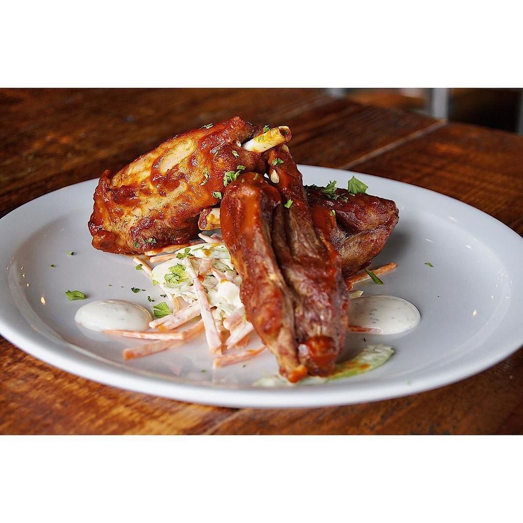 8bitBrewing's tweet photo. Pork drumstick special- fried pork drumsticks, cherry buffalo sauce, carrot/celery slaw, and house ranch. #8bitbre… https://t.co/sS9eW81bY1 https://t.co/NY2wkK6afY