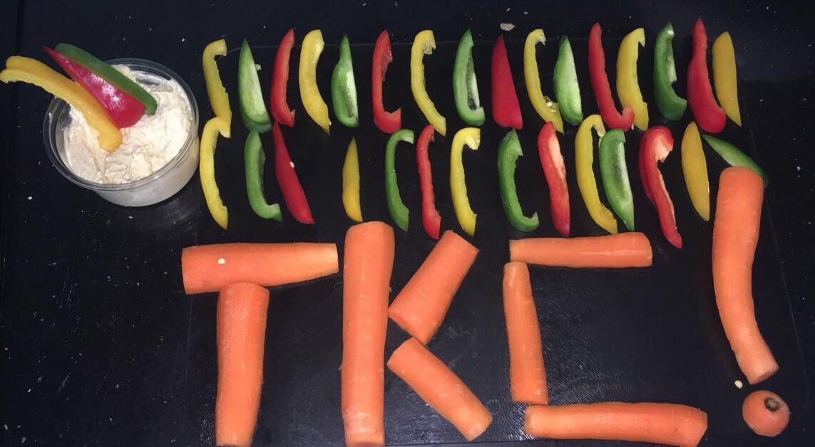 MiaC_TKC's tweet photo. #nationalvegetarianweek
#healthysnack
#loveveg #lovehoumous #tkc #tkcfan #yumyum #tkcmia https://t.co/1XE9OlLPGe