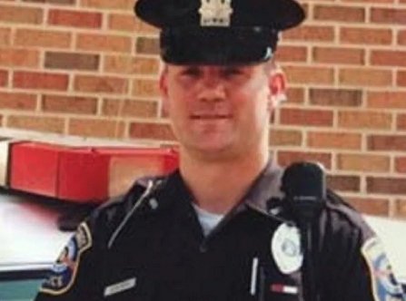metisdefrance's tweet photo. Un policier de 47 ans découvre qu'il est noir https://t.co/VLhtarD7d7 https://t.co/uVUyXjuUbs