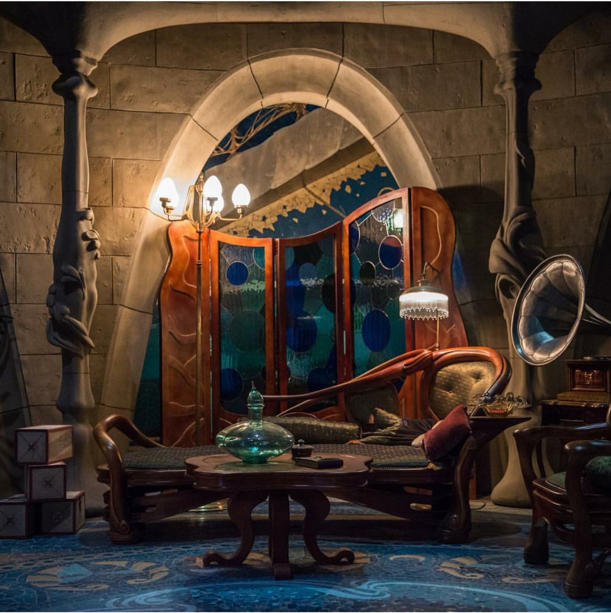 lin58m's tweet photo. @reedhastings #EmeraldCity is empty need #sea2 @netflix @ABC_Publicity @TheCW @CBSTVStudios @davidschulner @shaunpcassidy #RenewEmeraldCity https://t.co/KyBpEa0ifj