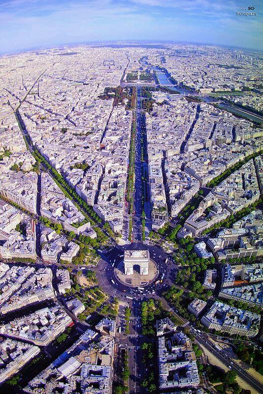 LifeTurist's tweet photo. “El mundo es un libro y aquellos que no viajan solo leen una página”. #paris #francia #travel #amazing https://t.co/ASWW2LQa9w