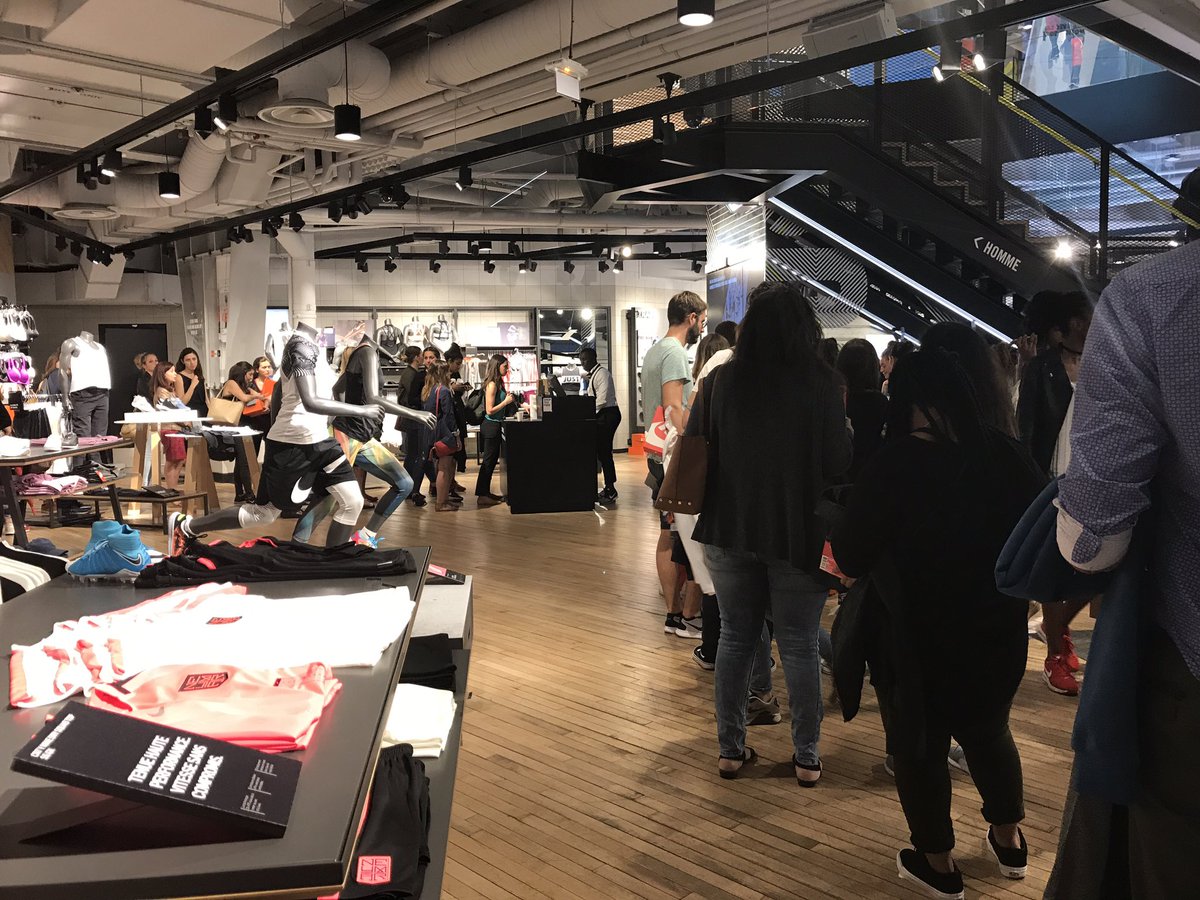 Neoness's tweet photo. #Neonight by Nike - 😱 les #neofriends se font plaisir ! #neoness #Nike https://t.co/hUMEtBeDwv