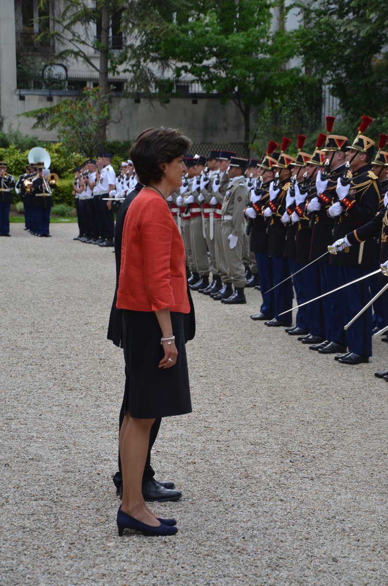 Defense137's tweet photo. @GoulardSylvie remplace @JY_LeDrian #fildefense #gouvernementphilippe #FemmesEnMarche . Ici face à la garde républicaine @Gendarmerie https://t.co/Cm0dGZF957