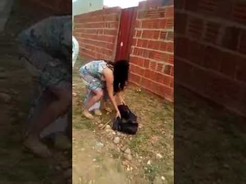 Esposa le tira ropa y zapatos en la casa de su Amante VIDEO: Videos !!! Virales ow.ly/s1QO30bN9rl