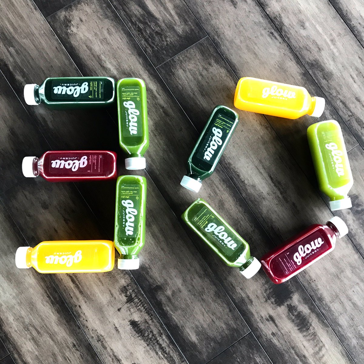 💣 Juice bomb! This morning - 30Day Challengers got a little treat with a full out juice bomb during class from @GlowJuicery St.Albert! 💚