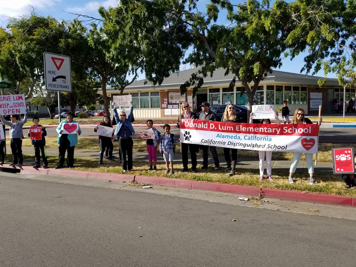 MeredithWold1's tweet photo. Standing proud with #savelum signs this morning. #lumloves @LumBears ❤❤❤ https://t.co/9VdOKohHyT