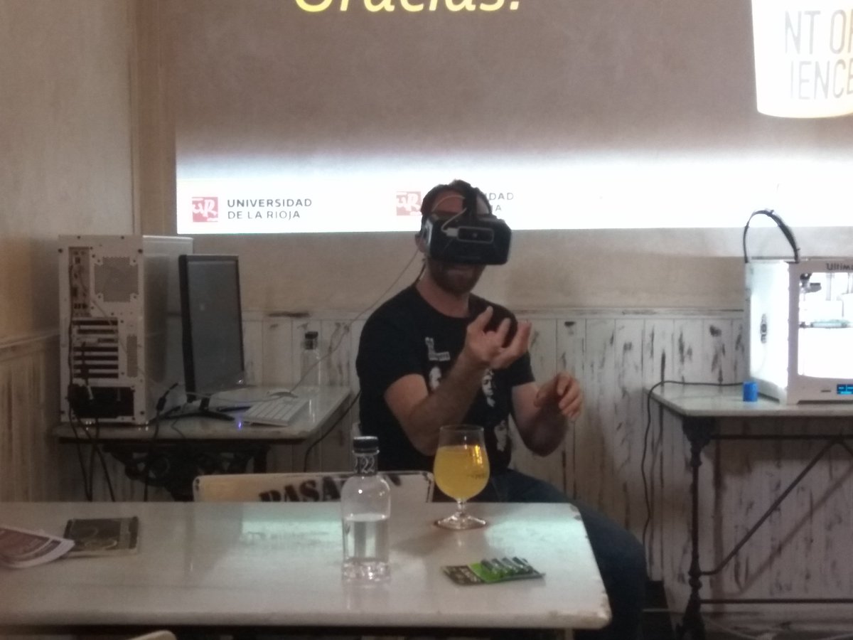 _Argi_'s tweet photo. Realidad virtual en directo con @edusadeci en #pint17LOG #Pint17ES https://t.co/2cgTYsqzdA