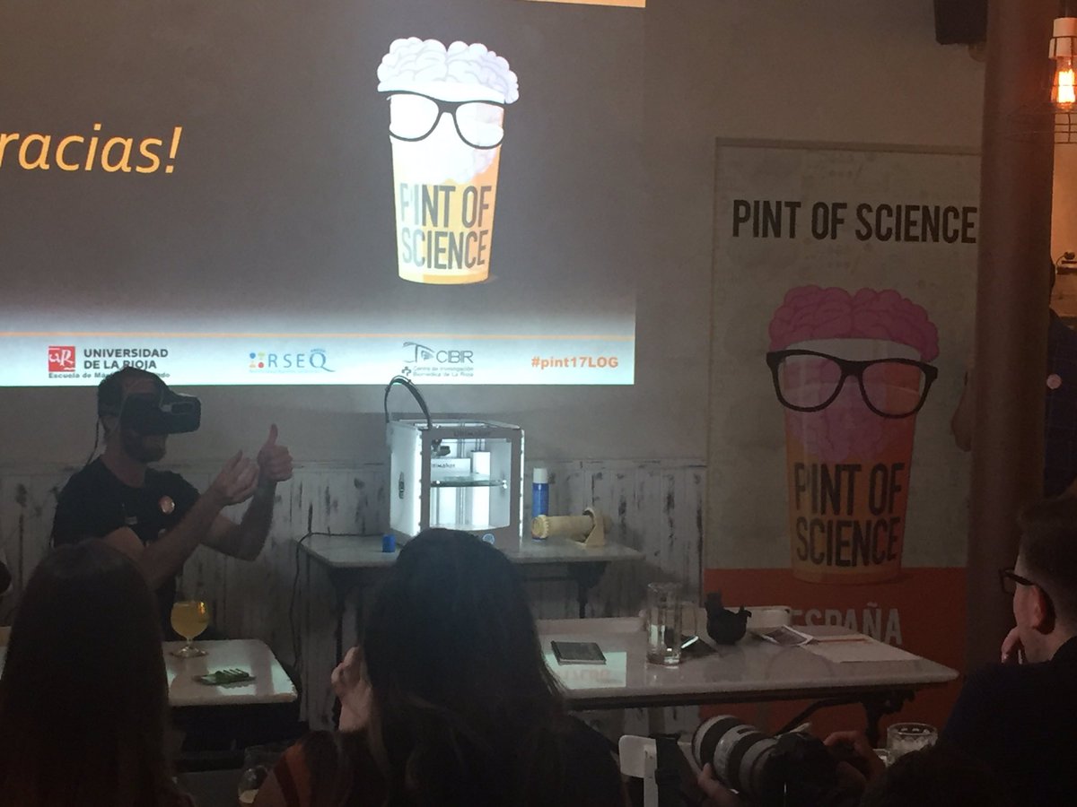 hebusto's tweet photo. Una impresora 3D y @edusadeci probando una gafas de Realidad Virtual... Lo que os habéis perdido! El año que viene más!!! #Pint17Log https://t.co/iuYikfFaoR