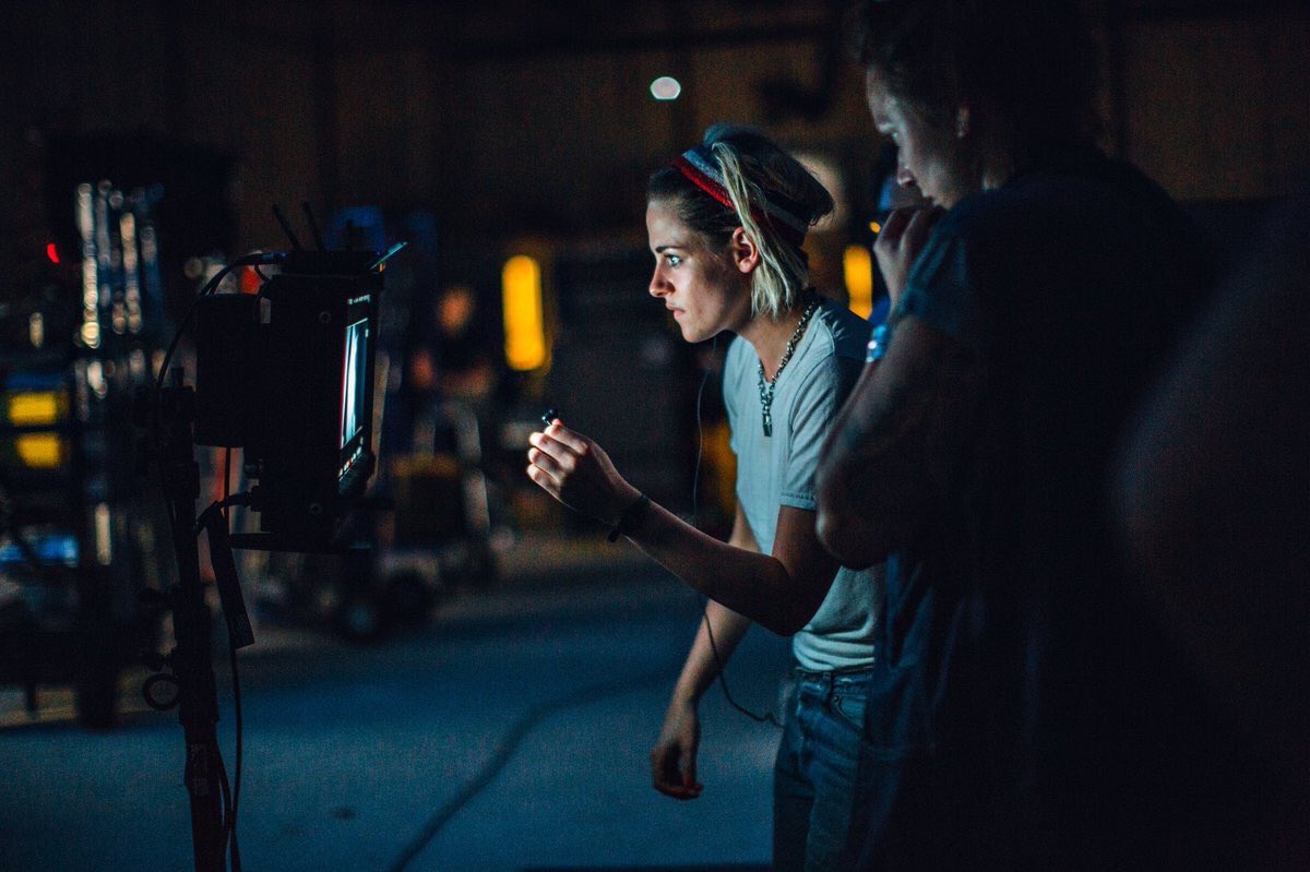 KstewUpdatesFR's tweet photo. #PHOTO Nouvelle photo de Kristen sur le tournage de son court-métrage "Come Swim". https://t.co/e4eer5oAO7