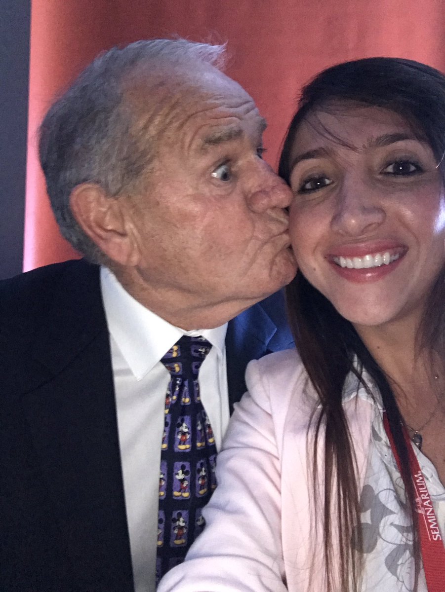 VisionGCobranza's tweet photo. Viviendo una experiencia mágica! Vibrando con lo q más nos apasiona la #felicidad #universidaddisney @fdesalterain https://t.co/FpgH9e5NJk