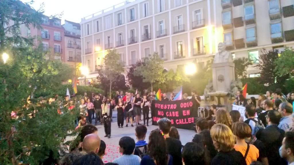 Una marea negra se moviliza en la Plaza de Pedro Zerolo contra la LGTBfobia