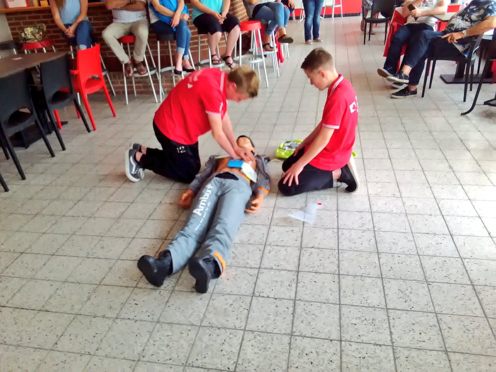 BasvdTillaar's tweet image. Namens @AEDnieuws #Medisol AED overhandigd aan @rcs_souburg. En die werd direct gedemonstreerd! @gem_vlissingen