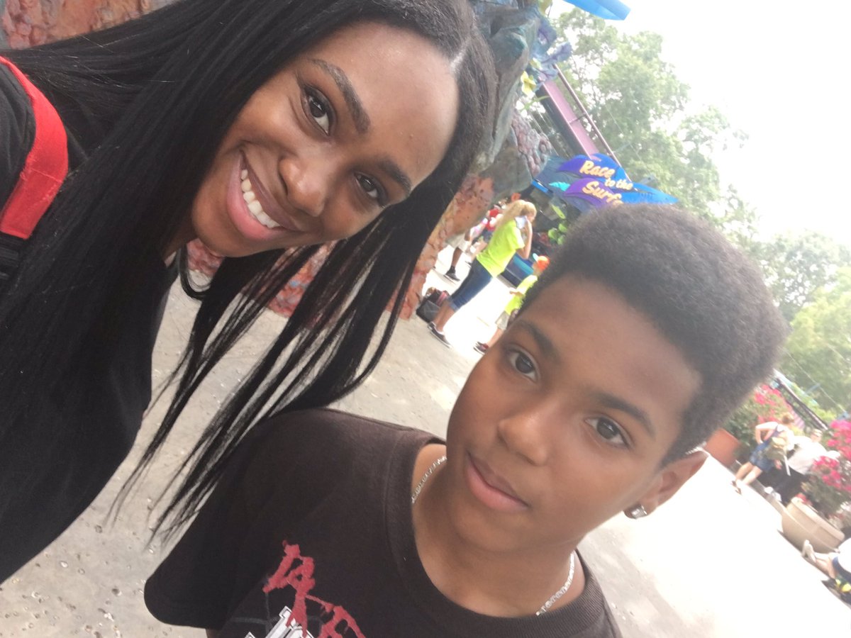 MsCrystalMills's tweet photo. Sea World with RES 6th graders! 🤗 @RymfireBeepBeep https://t.co/Bs8v47NBfB