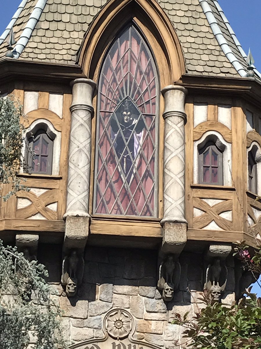 disneyguy65's tweet photo. Killin time waitin on #peterpan! Did you know #evil #queen is actually named Grimhilde? Fun fact! #disney #disneyland #fantasy #magic #dlr https://t.co/yxFlFeM7kw