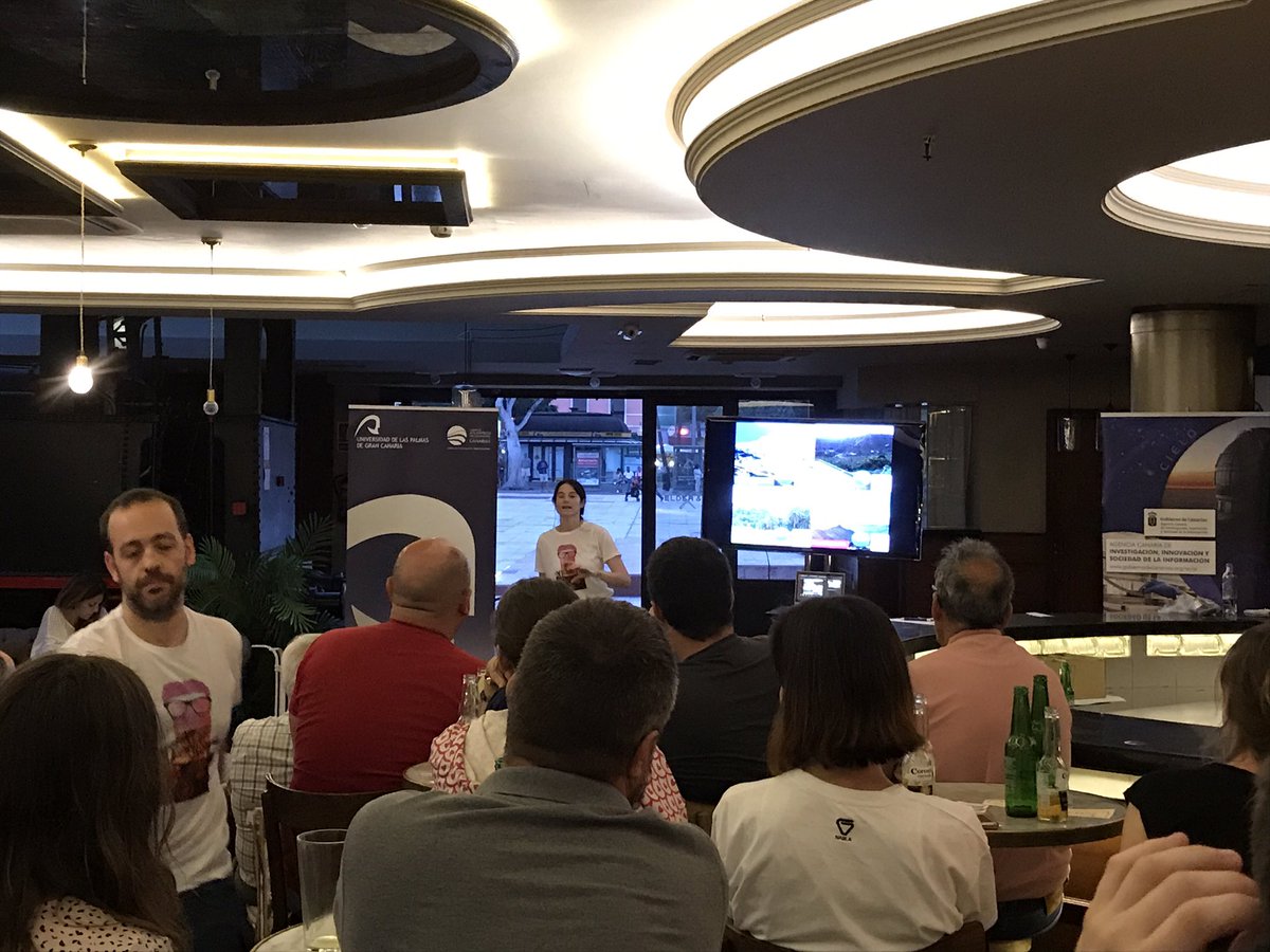 D_Morales_Alamo's tweet photo. La Dra. @ECarreton a sala llena, explicándonos lo importante de cuidarnos de los parásitos. Gran científica y divulgadora #pint17gc https://t.co/PnbEXep8DP