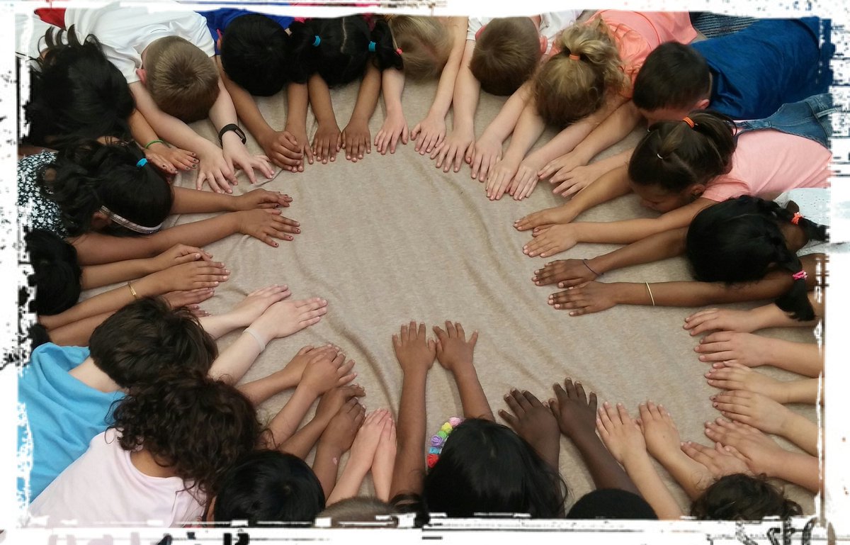 joanieostrander's tweet photo. First grade~Beautiful hands of Hampden! @HampdenDragons https://t.co/Zuj9sNgwaq