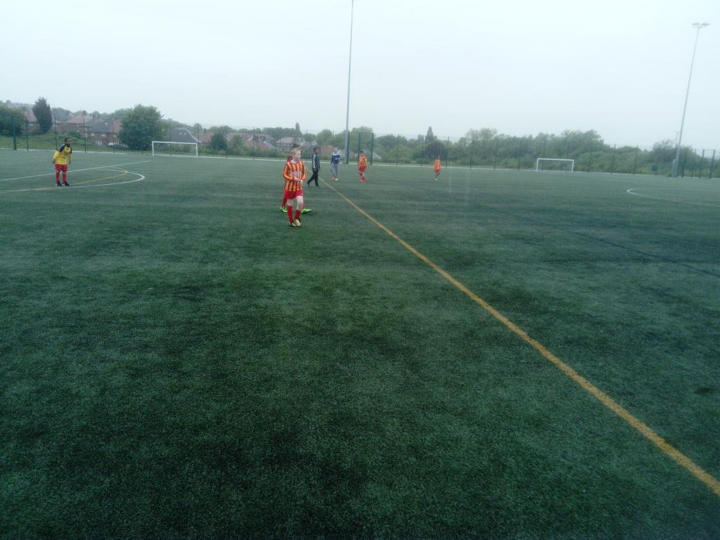 craigmalkin's tweet photo. Thanks @SheffPark_Acad Y7 boys football team for giving #phillimore Y6s a game earlier..They really enjoyed the experience. @primaryPEpledge https://t.co/nLtEWtNpX8