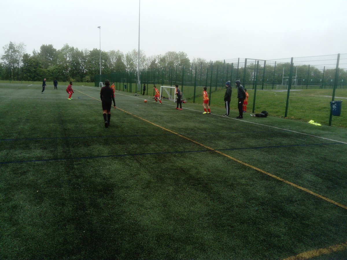 craigmalkin's tweet photo. Thanks @SheffPark_Acad Y7 boys football team for giving #phillimore Y6s a game earlier..They really enjoyed the experience. @primaryPEpledge https://t.co/nLtEWtNpX8