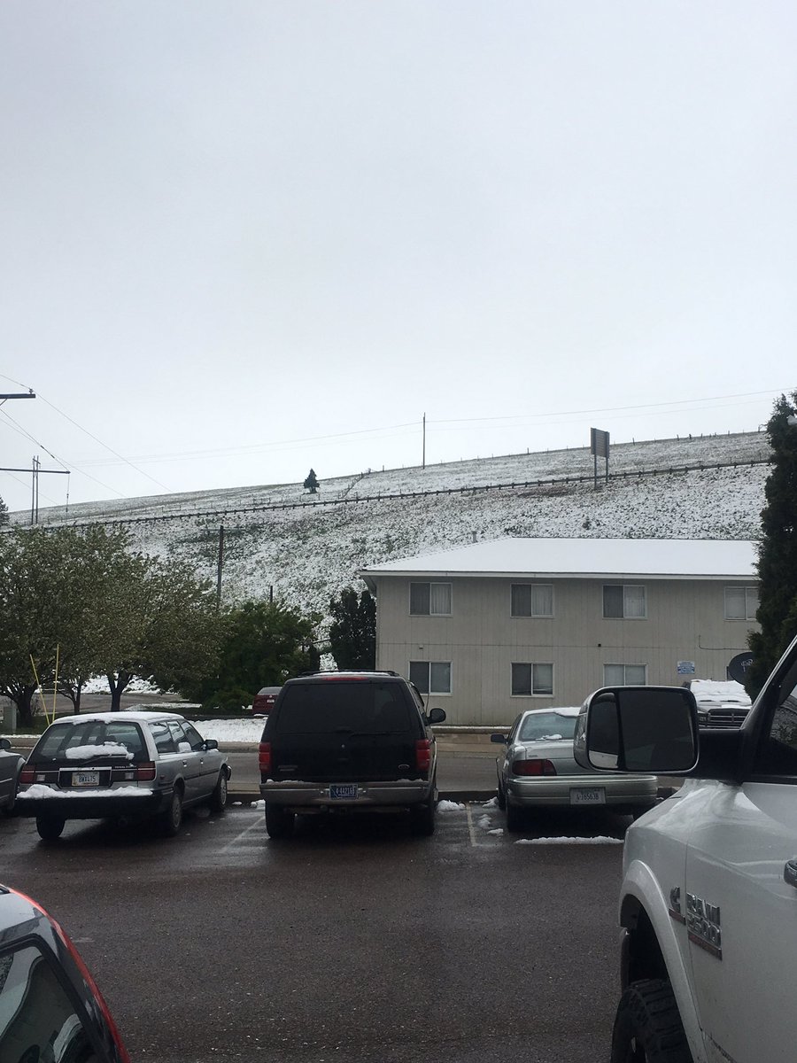 maxgibson93's tweet photo. When Mother Nature gives you the cold shoulder #whatisthis https://t.co/Dw3hRVyVae