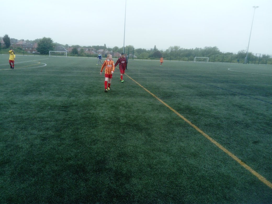 craigmalkin's tweet photo. Thanks @SheffPark_Acad Y7 boys football team for giving #phillimore Y6s a game earlier..They really enjoyed the experience. @primaryPEpledge https://t.co/nLtEWtNpX8